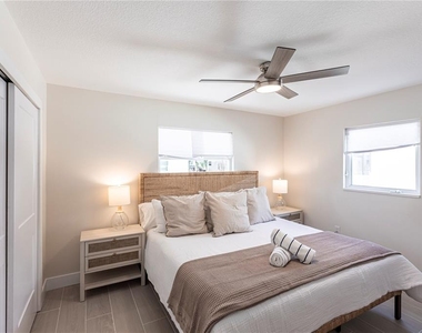 6020 Midnight Pass Road - Photo Thumbnail 10