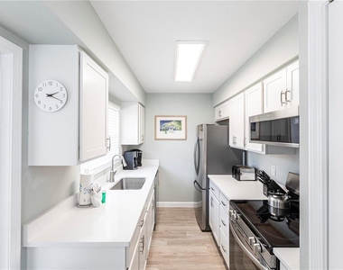 6020 Midnight Pass Road - Photo Thumbnail 16