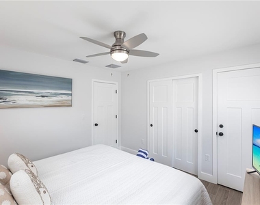 6020 Midnight Pass Road - Photo Thumbnail 17
