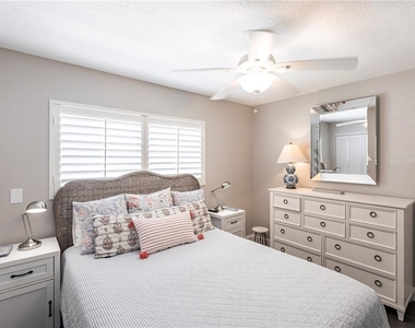 6020 Midnight Pass Road - Photo Thumbnail 13