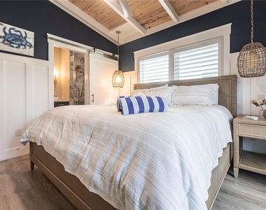 6020 Midnight Pass Road - Photo Thumbnail 13