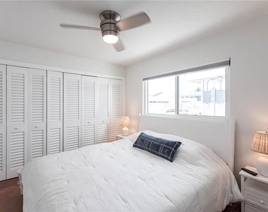 6020 Midnight Pass Road - Photo Thumbnail 15