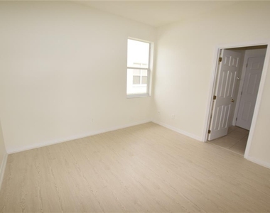 2604 Lutza Way - Photo Thumbnail 32