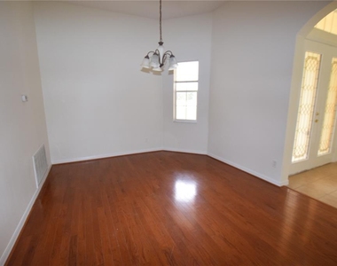 2604 Lutza Way - Photo Thumbnail 9