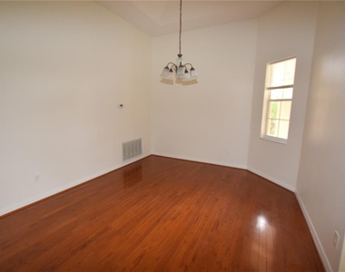 2604 Lutza Way - Photo Thumbnail 8