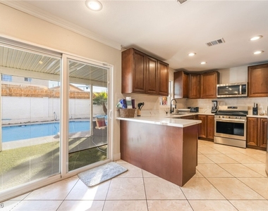 2419 Vegas Valley Drive - Photo Thumbnail 10