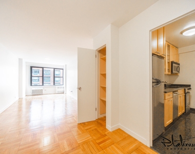 4th Avenue - Photo Thumbnail 2
