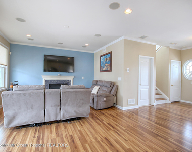 207 Ceylon Avenue - Photo Thumbnail 3