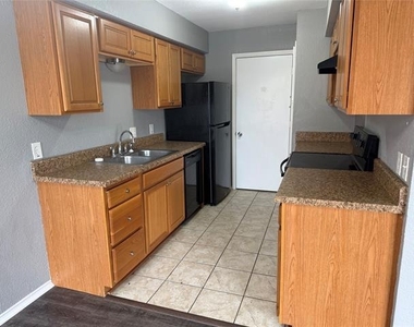 119 Peachtree Court - Photo Thumbnail 2