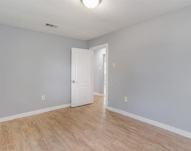 4621 Owenwood Avenue - Photo Thumbnail 6