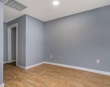 4621 Owenwood Avenue - Photo Thumbnail 9