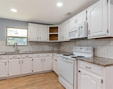 4621 Owenwood Avenue - Photo Thumbnail 2