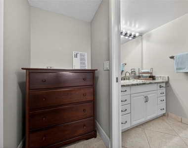 3180 Ne 48th Court - Photo Thumbnail 17
