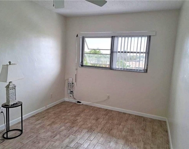 2455 Ne 51st Street - Photo Thumbnail 3
