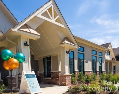 102 Kennedy Ridge Way - Photo Thumbnail 2
