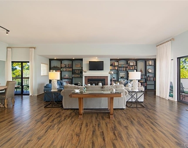 911 E Avenue - Photo Thumbnail 2