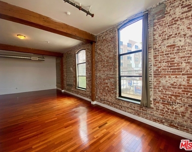652 Mateo Street - Photo Thumbnail 6