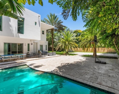 3917 S Le Jeune Road - Photo Thumbnail 14