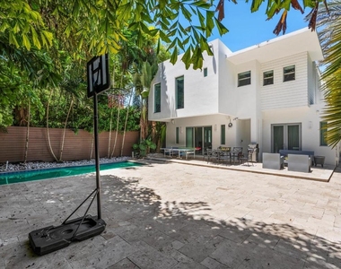 3917 S Le Jeune Road - Photo Thumbnail 10