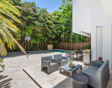 3917 S Le Jeune Road - Photo Thumbnail 11