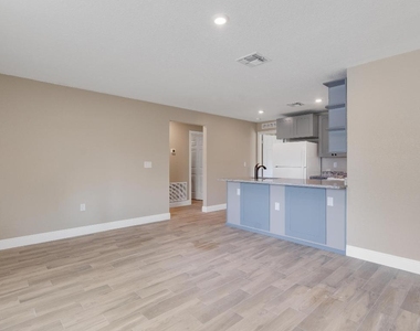 1405 Avenue G - Photo Thumbnail 8