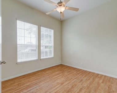5102 Caswell Ave - Photo Thumbnail 8