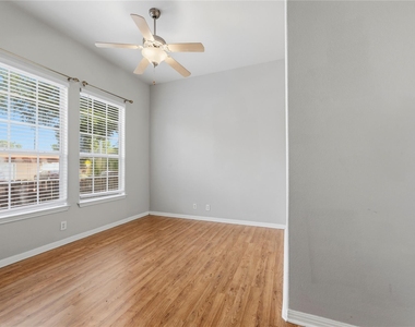 5102 Caswell Ave - Photo Thumbnail 2