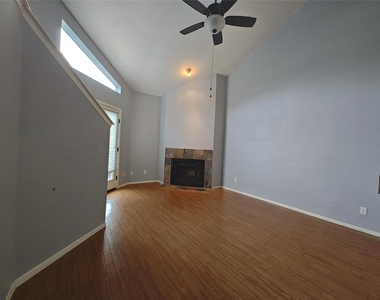 10855 Meadowglen Lane - Photo Thumbnail 9