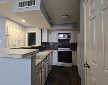 10855 Meadowglen Lane - Photo Thumbnail 11