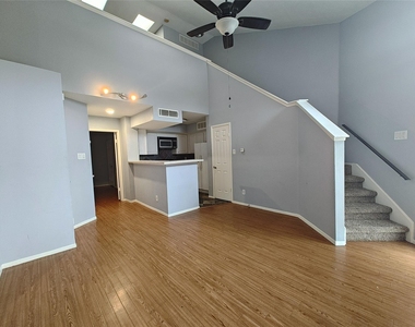 10855 Meadowglen Lane - Photo Thumbnail 7