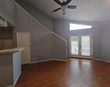 10855 Meadowglen Lane - Photo Thumbnail 4