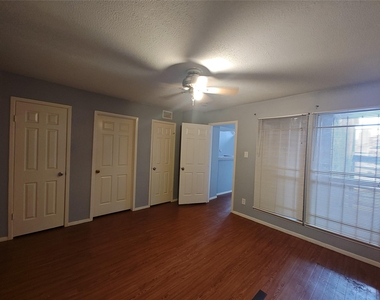 10855 Meadowglen Lane - Photo Thumbnail 19