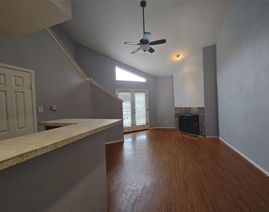 10855 Meadowglen Lane - Photo Thumbnail 2