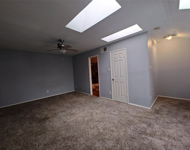 10855 Meadowglen Lane - Photo Thumbnail 16