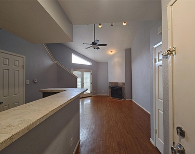 10855 Meadowglen Lane - Photo Thumbnail 5
