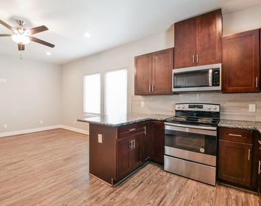 3249 Dixie Drive - Photo Thumbnail 5
