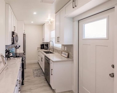 6020 Midnight Pass Road - Photo Thumbnail 11