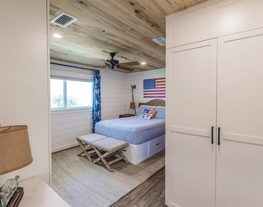 6020 Midnight Pass Road - Photo Thumbnail 16