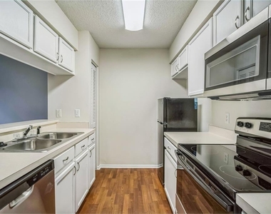 523 Kensington Lake N - Photo Thumbnail 5