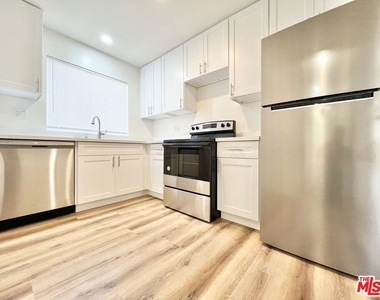1784 N Sycamore Ave - Photo Thumbnail 2