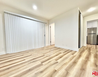 1784 N Sycamore Ave - Photo Thumbnail 4