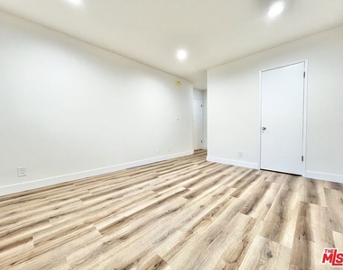 1784 N Sycamore Ave - Photo Thumbnail 8