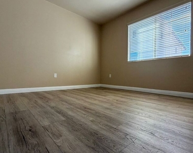 1210 W 39th Street - Photo Thumbnail 11