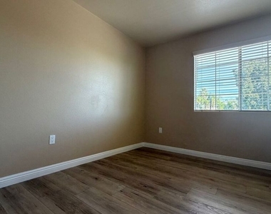 1210 W 39th Street - Photo Thumbnail 12