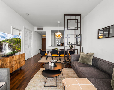 900 W Olympic Boulevard - Photo Thumbnail 11