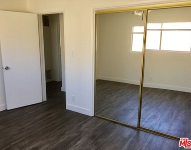 1353 W 36th Place - Photo Thumbnail 6