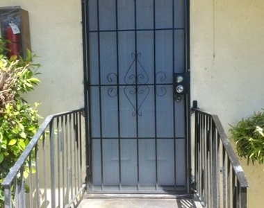 1353 W 36th Place - Photo Thumbnail 8
