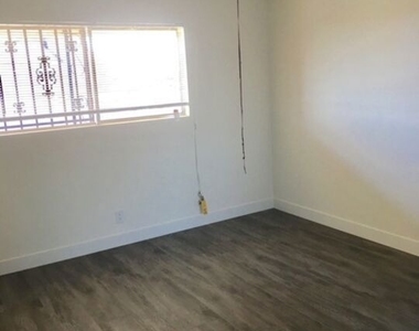 1353 W 36th Place - Photo Thumbnail 5