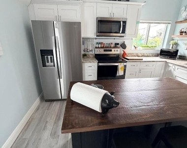 310 Se Denver Avenue - Photo Thumbnail 3
