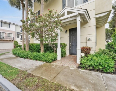 560 Nw 39th Circle - Photo Thumbnail 1